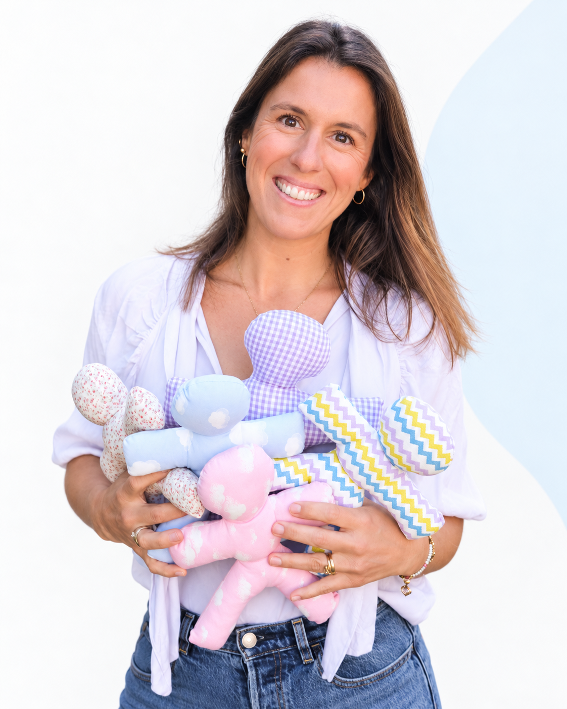 Mariana Durão, criadora da PIMPIM, com bonecos de tecido